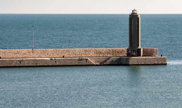 Bari, il Molo Sant'Antonio: dove tra gozzi, pesce e fari si 